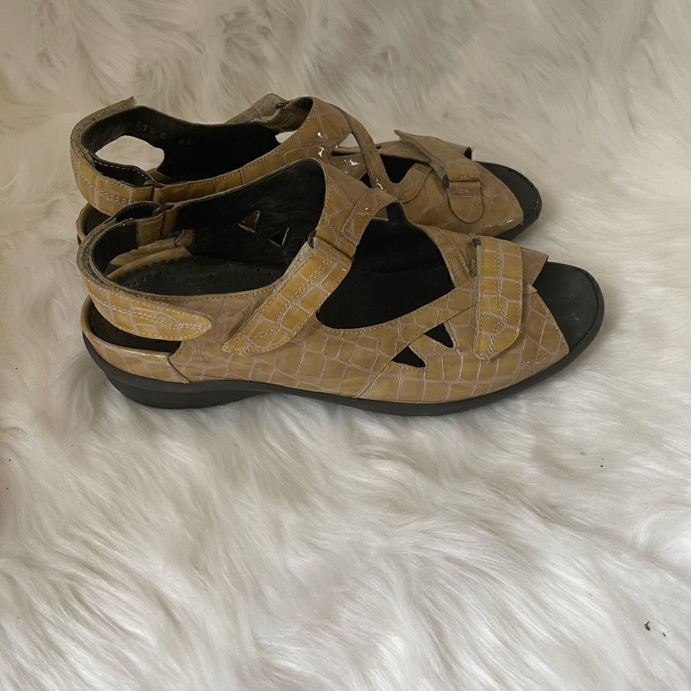 Durea tan croc embossed adjustable straps & hooks sandals SZ US8.…